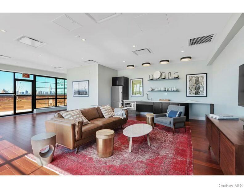 27-21 44th Dr in Queens, NY - Building Photo
