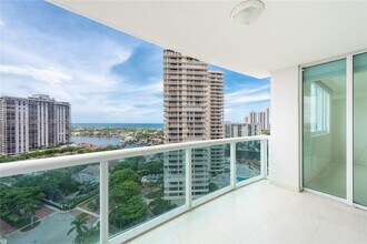 19400 Turnberry Way in Aventura, FL - Foto de edificio - Building Photo