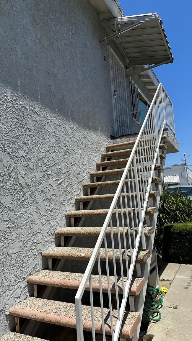 16907 Halldale Ave in Gardena, CA - Building Photo - Building Photo