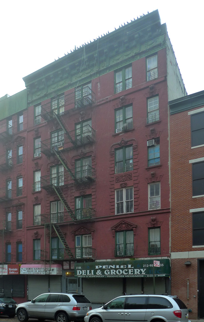 310 E 112th St in New York, NY - Foto de edificio - Building Photo