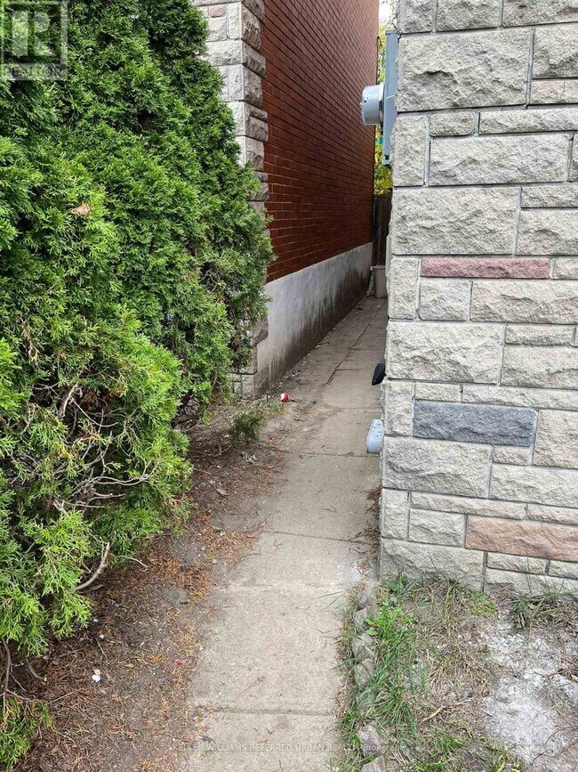 98 Frontenac Ave in Toronto, ON - Building Photo - Building Photo