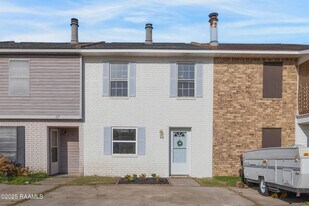 121 Courtney Dr in Lafayette, LA - Building Photo