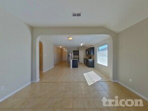 1104 Autumnwood Dr in Azle, TX - Foto de edificio - Building Photo