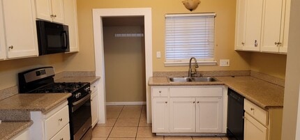 325 Berkeley Ave in Roseville, CA - Building Photo - Building Photo