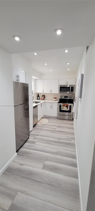 469 Lake Frances Dr in West Palm Beach, FL - Building Photo