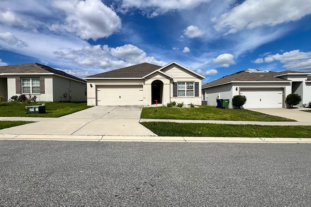 1025 Cambridge Dr in Winter Haven, FL - Building Photo