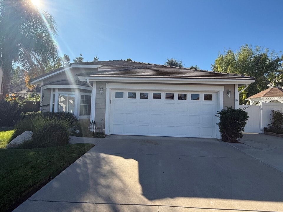 39387 Via Temprano in Murrieta, CA - Building Photo