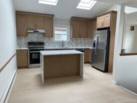 8 Deans Ln in Bayville, NY - Building Photo