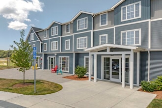 Shoreline Grove in Branford, CT - Foto de edificio - Building Photo