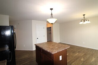 221 Pecan Bluffs Dr in Wentzville, MO - Building Photo - Building Photo