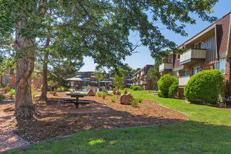 The Park at Whispering Pines in Colorado Springs, CO - Foto de edificio - Building Photo