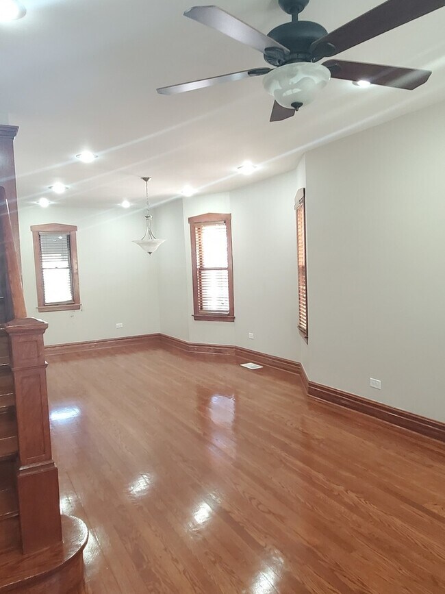 2635 N Mango Ave in Chicago, IL - Building Photo - Building Photo