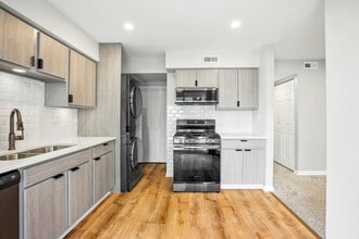 195 Thomas Ct in Bartlett, IL - Building Photo - Building Photo