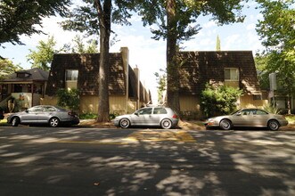 2423 C St in Sacramento, CA - Foto de edificio - Building Photo