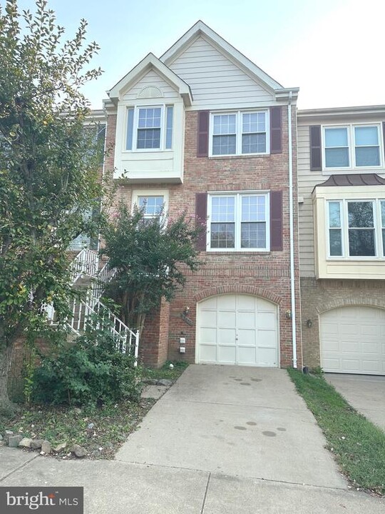 8072 Hilliard Dr in Manassas, VA - Building Photo