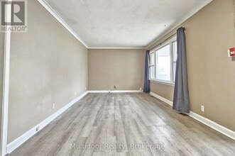 320 Elgin St W in Oshawa, ON - Building Photo - Building Photo