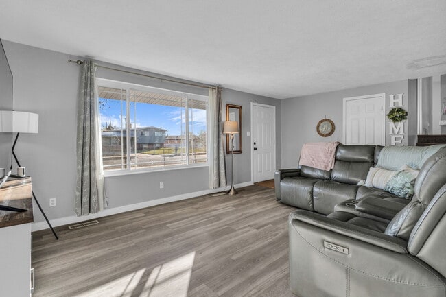 1992 Afton Cir in Layton, UT - Building Photo - Building Photo