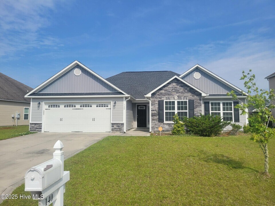 140 Cavalier Dr in Jacksonville, NC - Building Photo