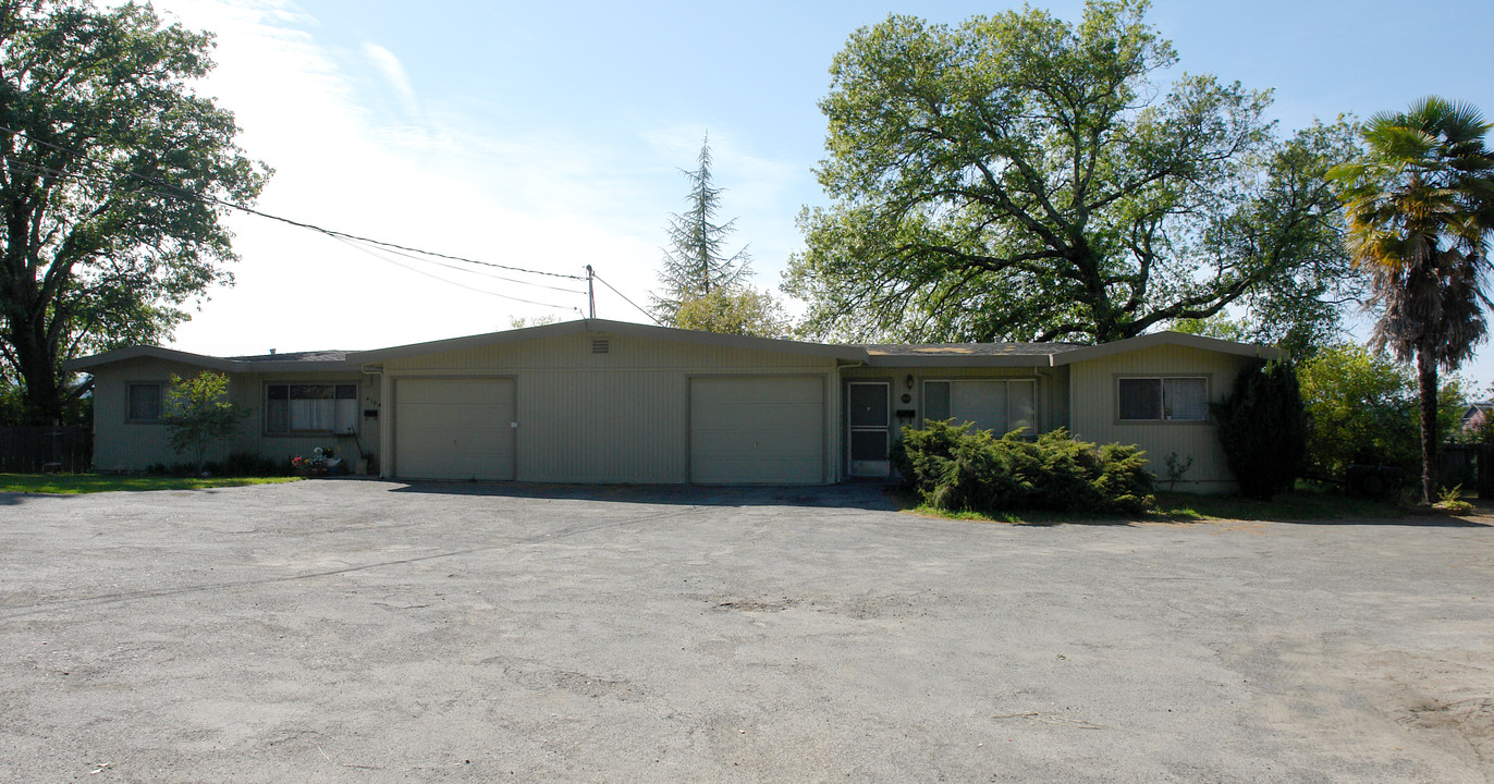 410 Powell Ave in Healdsburg, CA - Building Photo