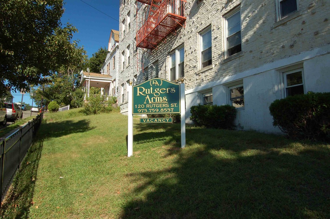 Rutgers Arms in Belleville, NJ - Building Photo