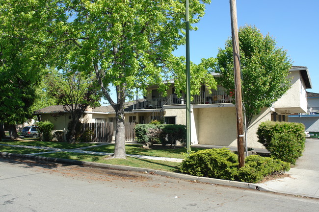 696 Pinewood Dr in San Jose, CA - Foto de edificio - Building Photo