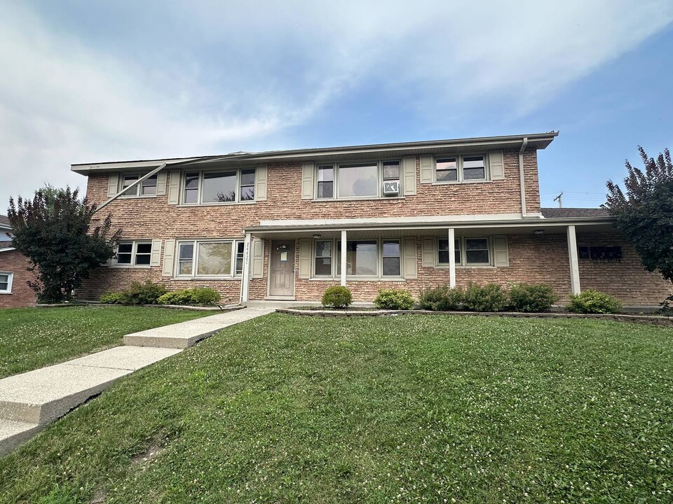 14421 S Ravinia Ave in Orland Park, IL - Foto de edificio