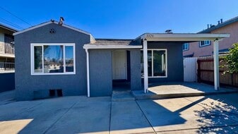1026 W 108th St, Unit Front House in Los Angeles, CA - Building Photo