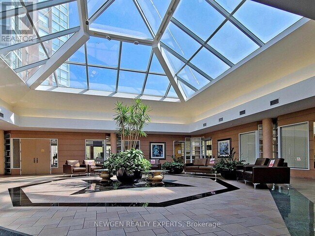 5 Concorde Pl in Toronto, ON - Building Photo - Building Photo