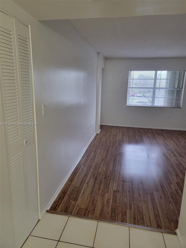 4324 NW 9th Ave, Unit 5-2E in Deerfield Beach, FL - Foto de edificio - Building Photo