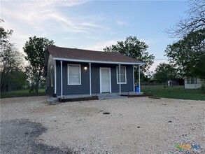 1706 N Guadalupe St in Seguin, TX - Building Photo - Building Photo