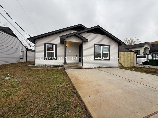 1303 Des Jardines St