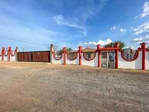 105 Ranch Rd in Laredo, TX - Foto de edificio - Building Photo
