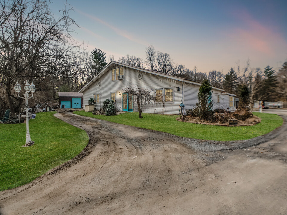 9 Oak Ave in Ballston Spa, NY - Building Photo