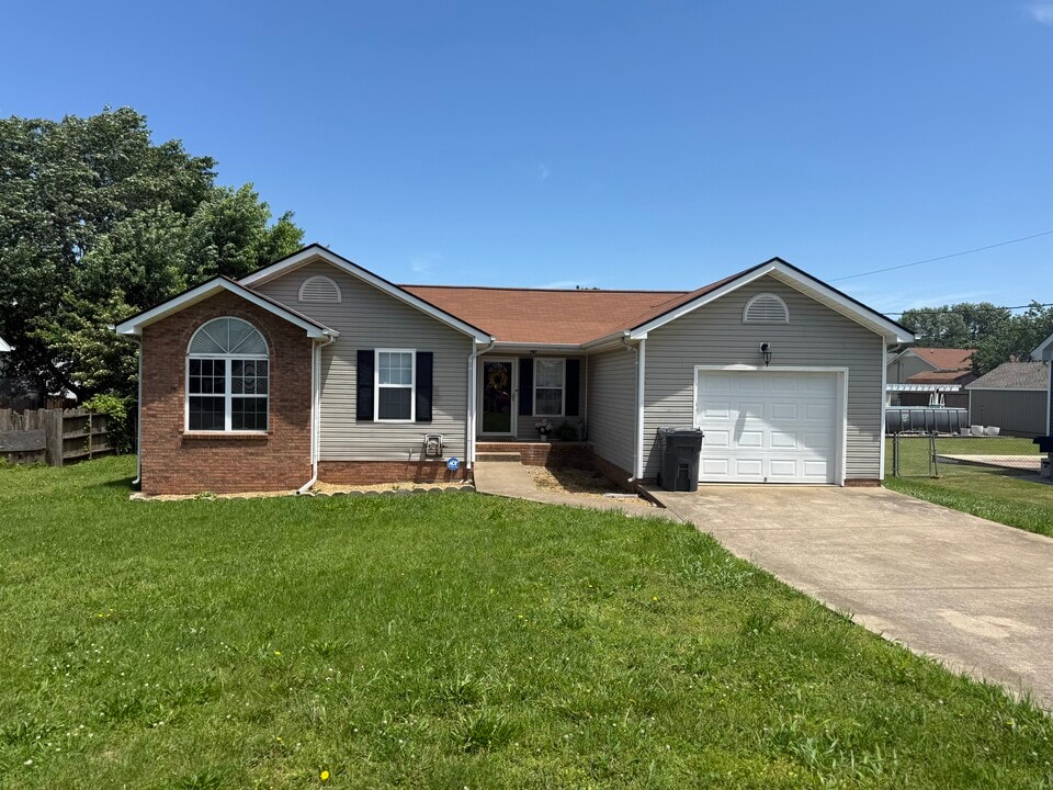 513 Gainey Dr in Oak Grove, KY - Building Photo