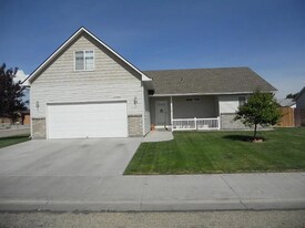 482 NW Sandpiper Ave in Mountain Home, ID - Building Photo