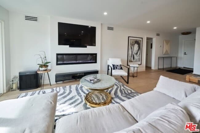1121 N Olive Dr in West Hollywood, CA - Building Photo - Building Photo