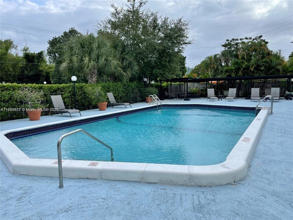 16950 W Dixie Hwy in North Miami Beach, FL - Foto de edificio