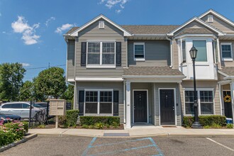 1C1 Robert Ct in Amityville, NY - Building Photo - Building Photo