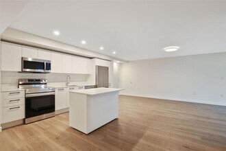 1500 Bay Rd, Unit N-0323 in Miami Beach, FL - Building Photo - Building Photo