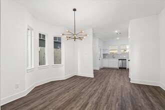 227 S Broadway St in La Porte, TX - Foto de edificio - Building Photo