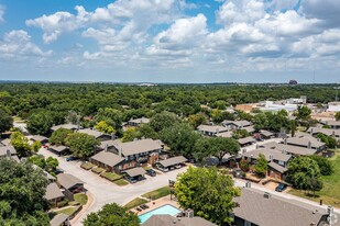 1200 Alder Dr in Arlington, TX - Foto de edificio - Building Photo