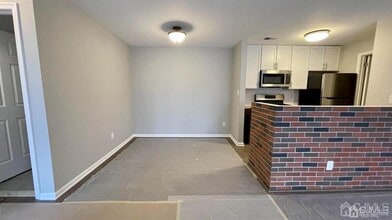 263 Crosspointe Dr in East Brunswick, NJ - Building Photo - Building Photo