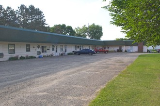 15 W 11th St in Litchfield, MN - Foto de edificio - Building Photo