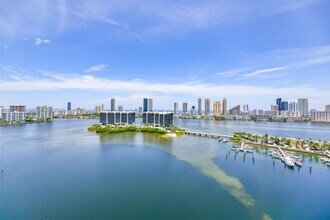 3201 NE 183rd St in Aventura, FL - Foto de edificio - Building Photo