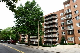 Kingston Court in Flushing, NY - Foto de edificio - Building Photo
