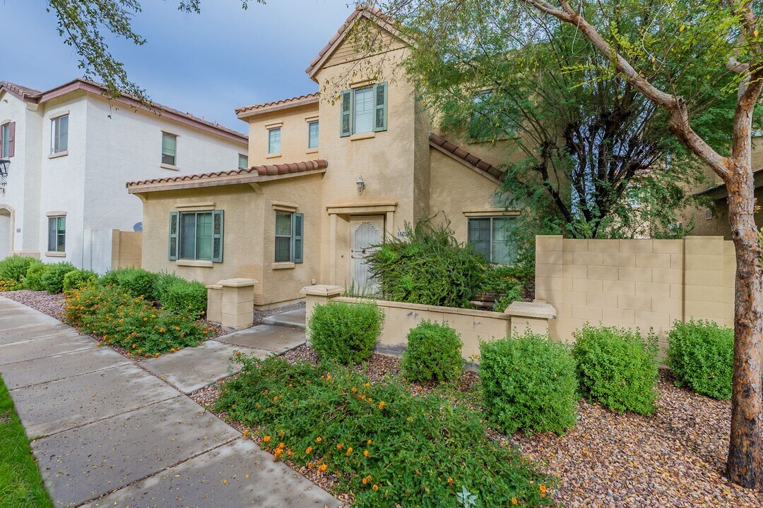 14038 W Country Gables Dr in Surprise, AZ - Building Photo