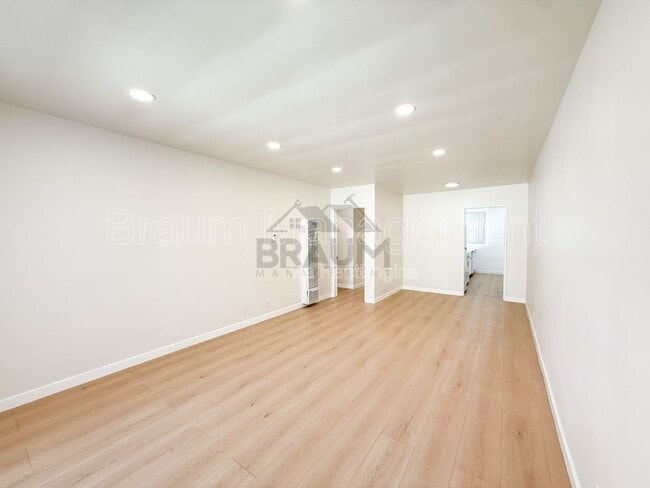 7333 Woodman Ave in Los Angeles, CA - Building Photo - Building Photo