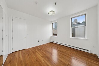 319 Barrow St in Jersey City, NJ - Building Photo - Building Photo
