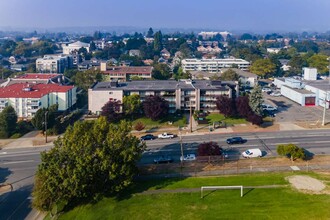 1204 Yates Street Apartments in Victoria, BC - Building Photo - Building Photo