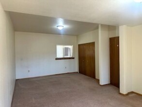 200 Spring Creek Pkwy-Unit -B in Spring Creek, NV - Building Photo - Building Photo